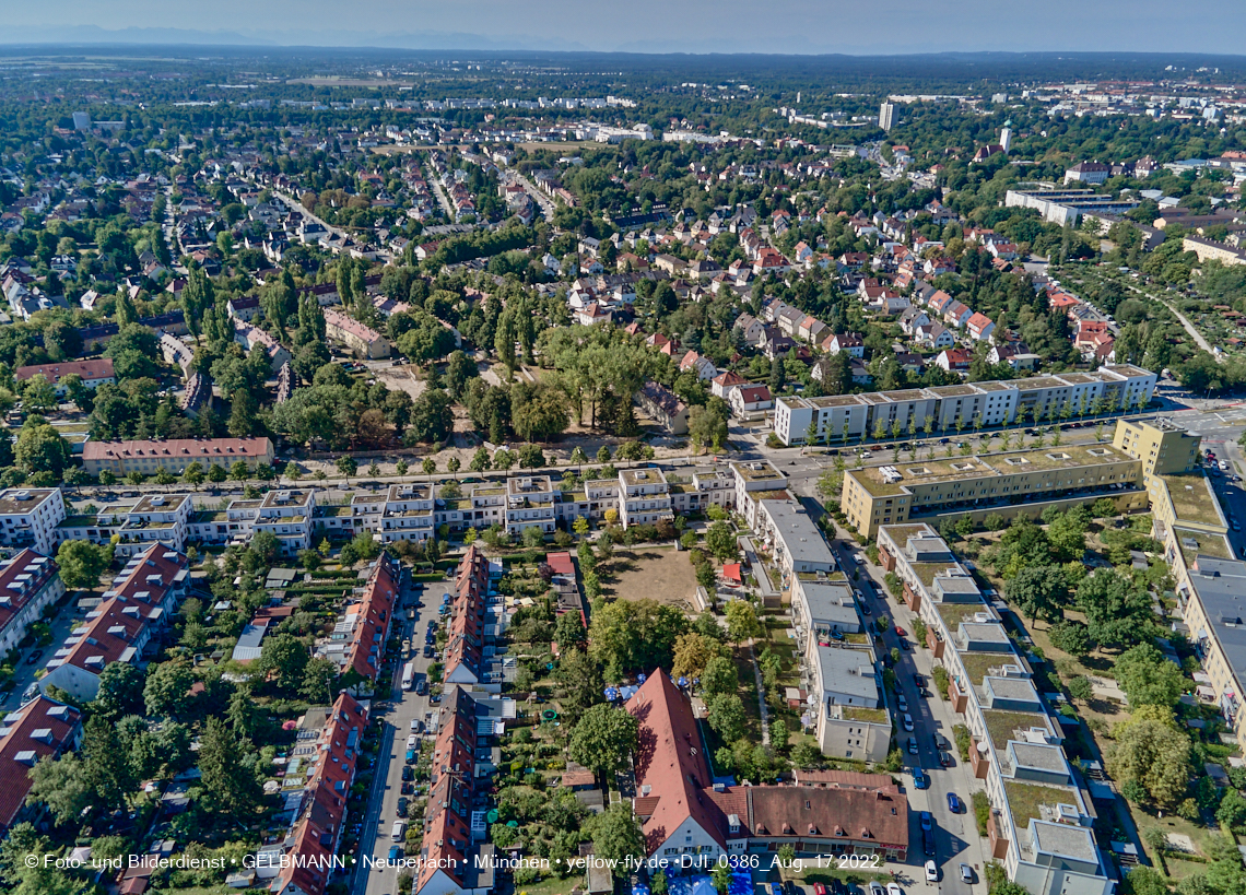 17.08.2022 - Luftbilder von der Baustelle Maikäfersiedlung in Berg am Laim